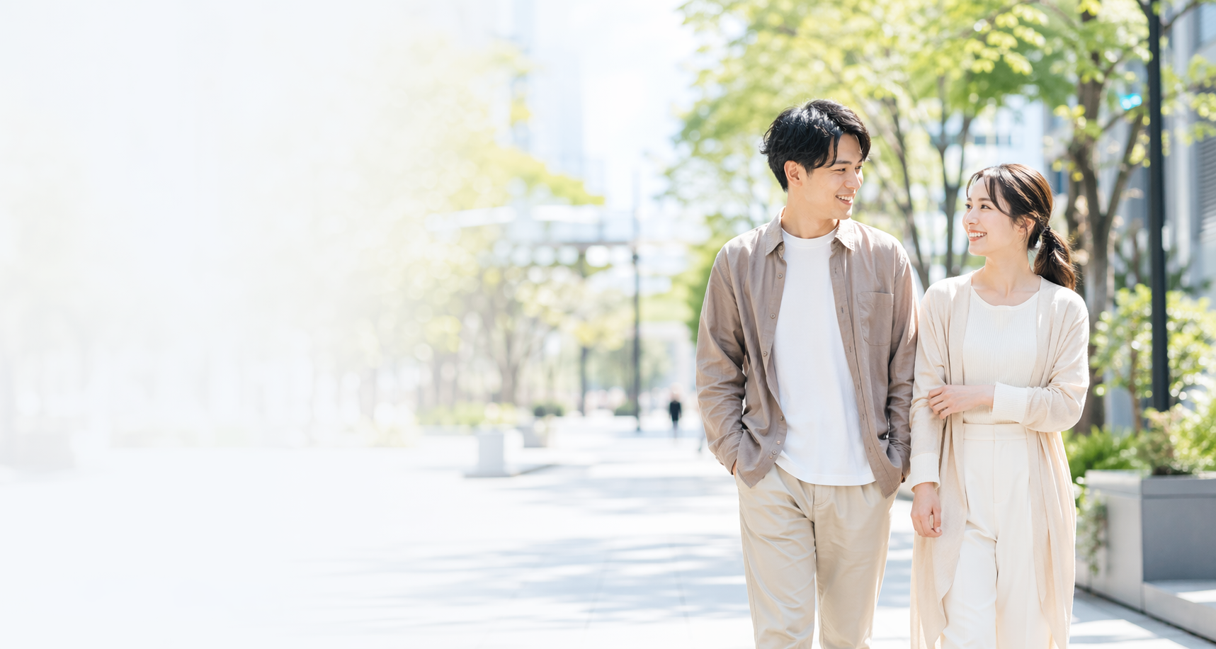 自然な笑顔で歩く若い男女のイメージ